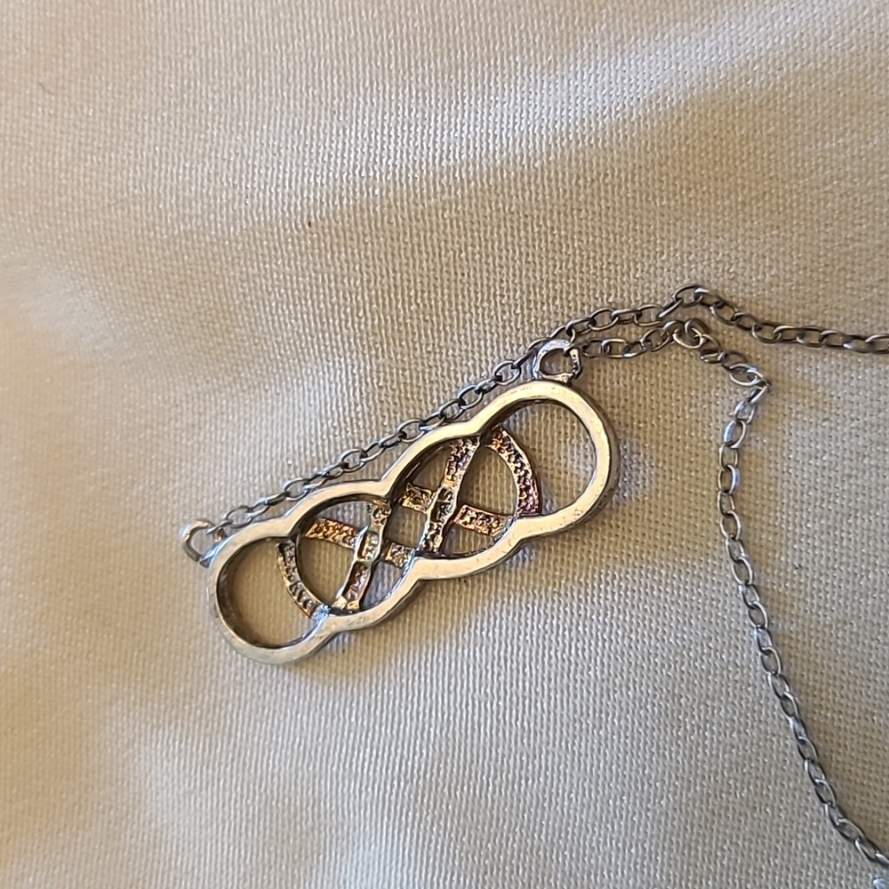 Sterling silver Celtics knot necklace - Picture 3 of 3